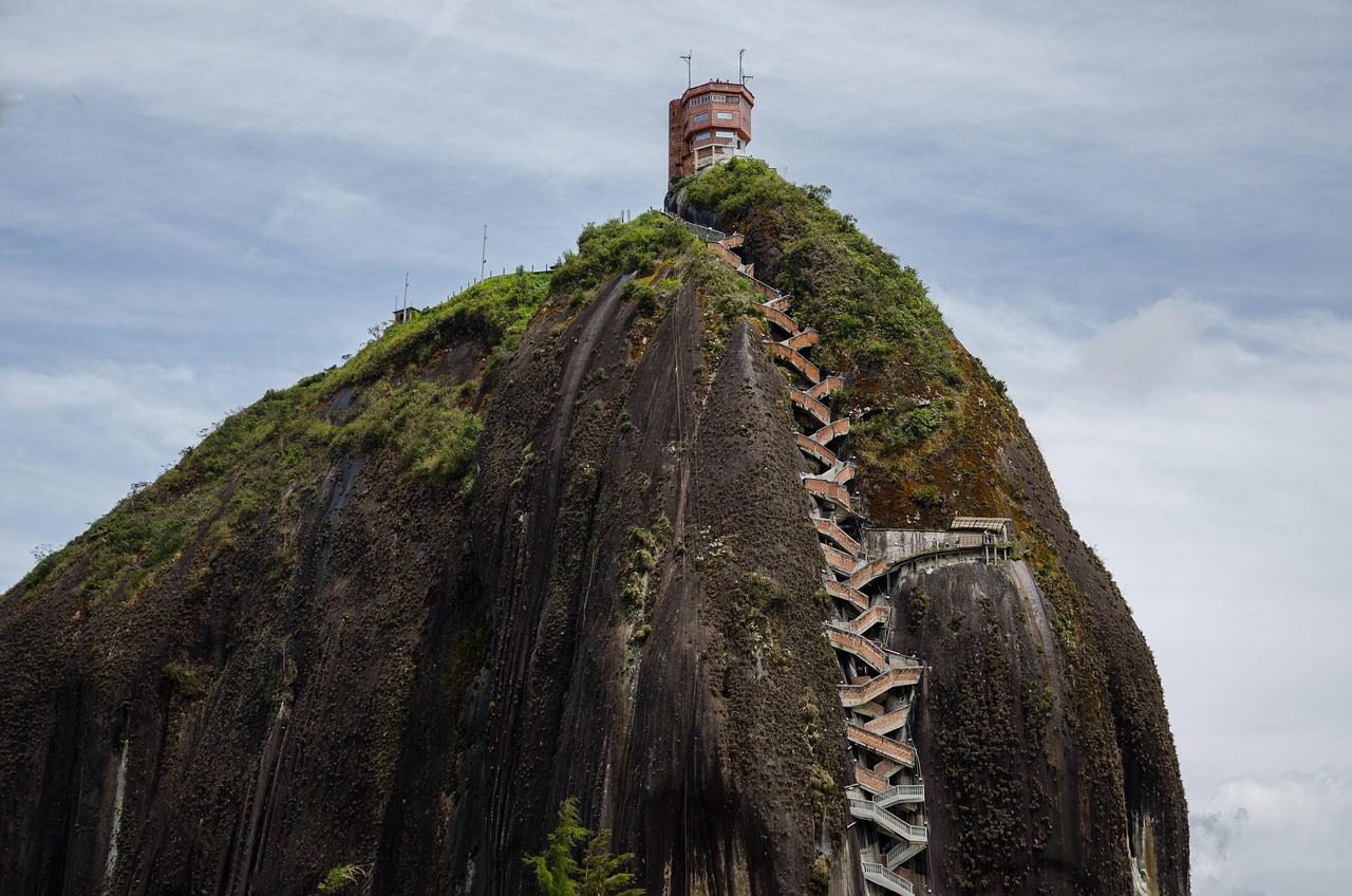 TOUR A GUATAPÉ Y PIEDRA DEL PEÑOL EN MEDELLÍN
